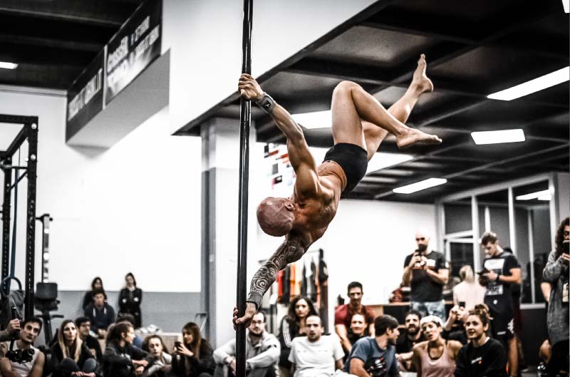 atleta-durante-esercizio-di-pole-dance